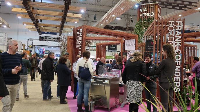 Le vrai lancement commercial, c’était à IPM 2019. Les glaces aux saveurs de roses comestibles ont eu grand succès. Les plus hésitants des visiteurs professionnels n’ont pu résister. ©Odile Maillard
